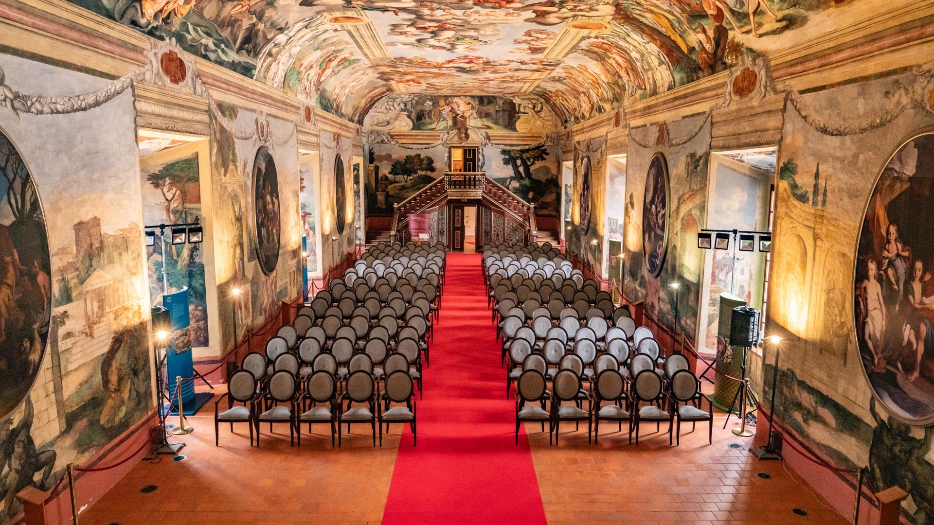 Čudovita fotografija slavnostne dvorane, poslikane s freskami.